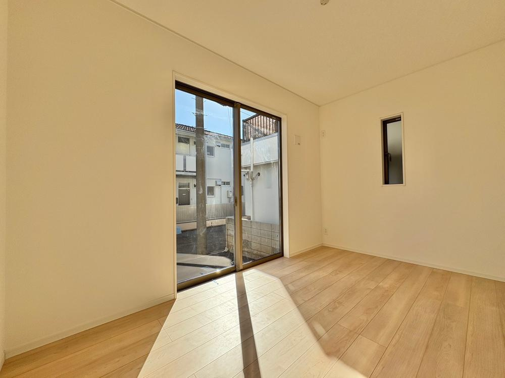 【Cradle garden】西東京市芝久保町第16の洋室|日々の生活動線がスムーズな1階の居室。寝室やゲストルーム、趣味の部屋として、ライフスタイルに合わせて柔軟に活用できる便利な空間です。