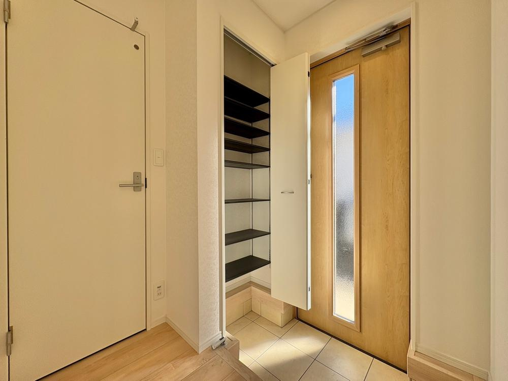 【Cradle garden】西東京市芝久保町第16の玄関|玄関シューズクローゼット：天井まである玄関収納は背の高いブーツなども出し入れしやすいですね。きれいな玄関でお客様をお迎えできます。