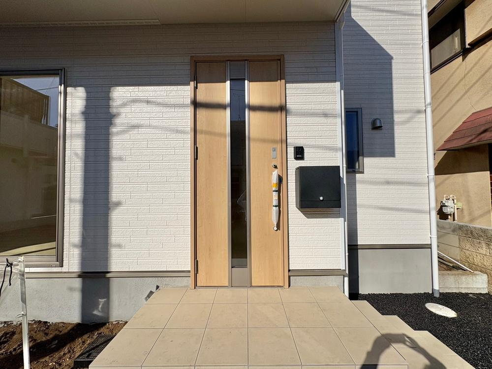 【Cradle garden】西東京市芝久保町第16の玄関|段差の少ない玄関。長く利用することを前提に設計された住宅。落ち着いた配色で飽きを感じさせないデザインです。人感センサー付き玄関灯・TVモニター付きインターホン、防犯カメラで防犯対策も安心♪
