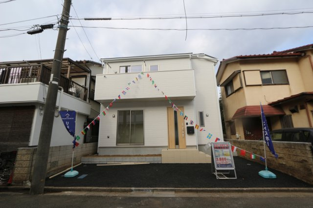 【Cradle garden】西東京市芝久保町第16の外観|道路からのプライバシーを確保しやすい「2階リビング」を採用。