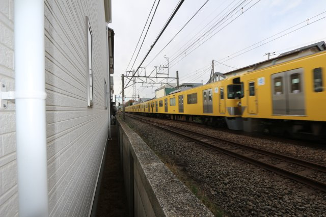 【Cradle garden】西東京市芝久保町第16の外観|キッチン横には便利なパントリーを設計。食品や飲料のほか、日常使う頻度の少ない調理器具や什器類をストックするために便利な収納庫です。