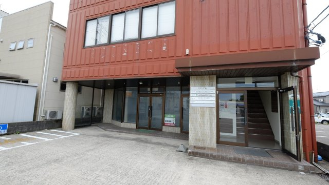 土七ビルの外観