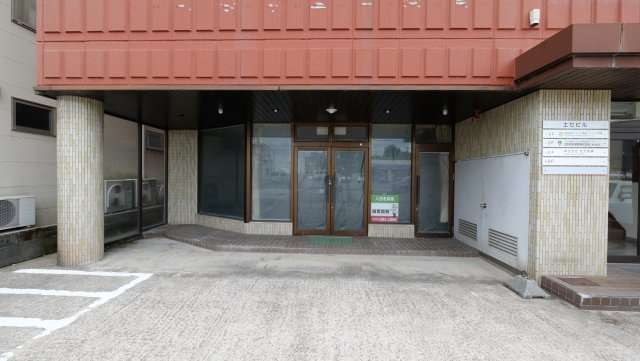 土七ビルのエントランス|玄関前が駐車区画です（2台）