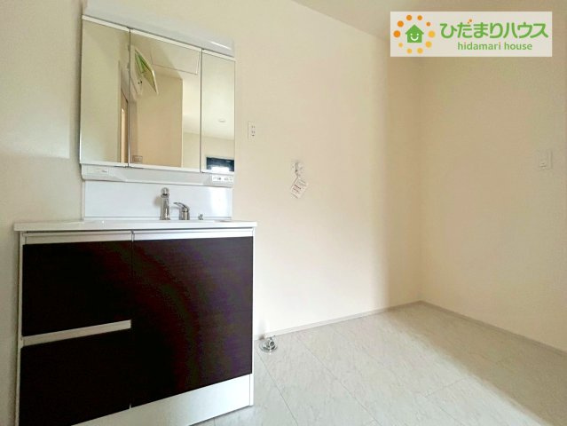 北茨城市平潟町1期　新築戸建　1号棟の洗面所|大きな三面鏡の独立洗面。鏡の後ろは収納となっているのでスッキリと整理できます！