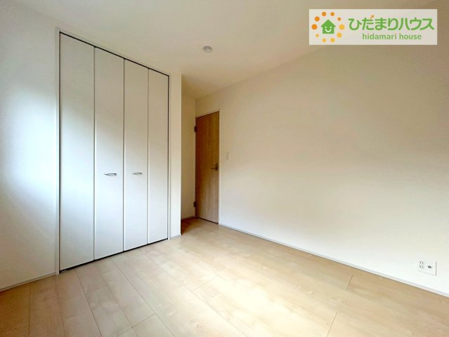 北茨城市平潟町1期　新築戸建　1号棟の洋室|気品のある柄のアクセントクロス♪寝室をおしゃれに演出してくれます(*^^*)