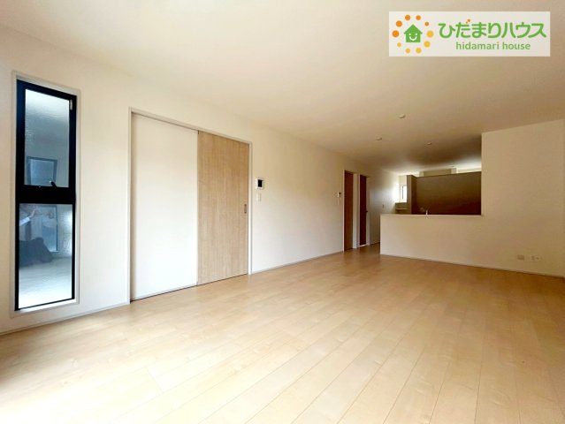 北茨城市平潟町1期　新築戸建　1号棟の居間・リビング|リビング大きな窓からは、暖かな日の光が降り注ぎます・・・