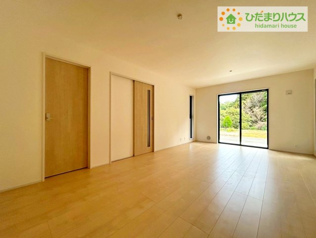 北茨城市平潟町1期　新築戸建　1号棟の洋室|お子様が元気に遊べる広々としたリビングです。