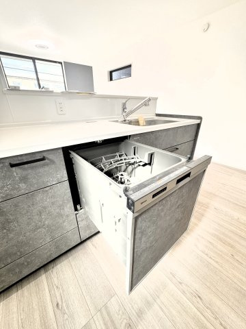 足立区西新井５丁目　中古戸建のキッチン|洗い物の時間短縮！家事のお助け設備。多くの食器が洗えて節水効果もある、ビルトインタイプの食器洗い乾燥機付き