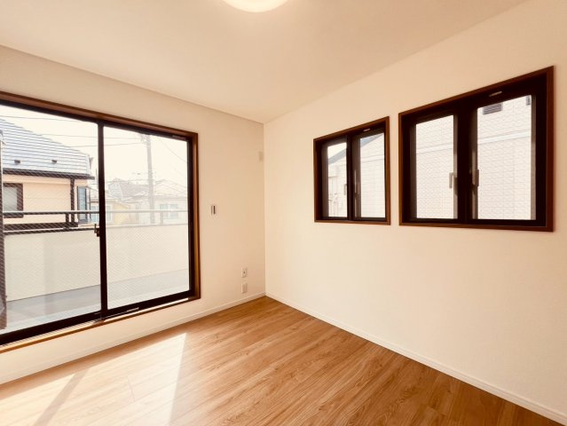 【洋室】 | 西東京市南町１丁目　中古戸建て | 光と風が心地よく差し込む、自分時間も快適な洋室空間