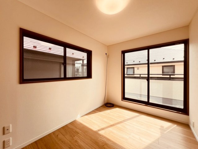 【洋室】 | 西東京市南町１丁目　中古戸建て | 明るく心地よい、居心地の良い洋室空間