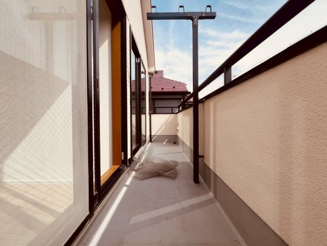 【バルコニー】 | 西東京市南町１丁目　中古戸建て | 陽当たり良好な南面バルコニーで、洗濯物もよく乾きます