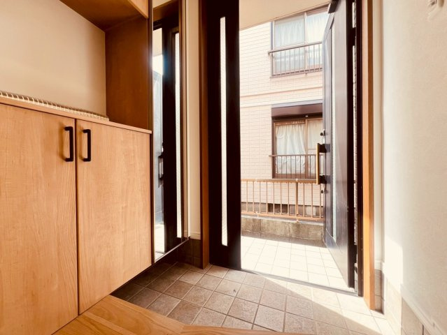 【玄関】 | 西東京市南町１丁目　中古戸建て | 明るく広々とした玄関で、毎日の出入りも快適に