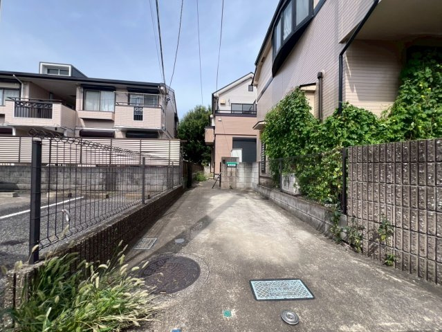 【駐車場】 | 西東京市南町１丁目　中古戸建て | 駐車スペースも確保で、マイカーをお持ちの方も安心です