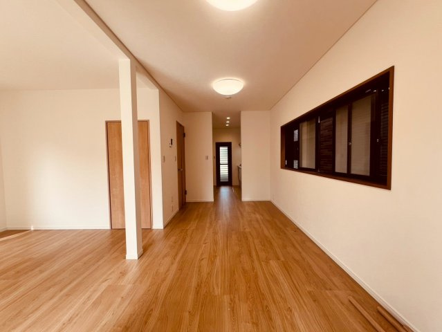 【居間・リビング】 | 西東京市南町１丁目　中古戸建て | 家族が集う17帖のLDK。光あふれる明るい空間が魅力です