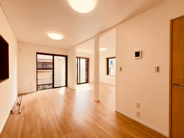 【居間・リビング】 | 西東京市南町１丁目　中古戸建て | 約17帖のLDKは、家族みんなでゆったり過ごせる広さ