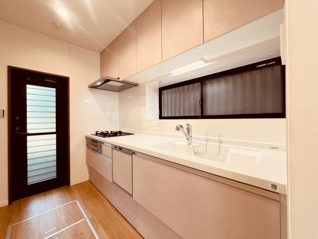 【キッチン】 | 西東京市南町１丁目　中古戸建て | 家事がしやすい対面キッチンで、家族との会話も楽しめます