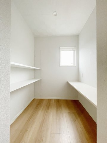 新築戸建・建売　矢吹町東郷　モデルハウス　善郷小・矢吹中の収納|キッチン隣にあるママコーナー！作業台に収納棚など家事室としても使えるスペース！