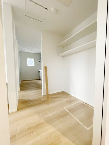 新築戸建・建売　矢吹町東郷　モデルハウス　善郷小・矢吹中の収納|玄関とキッチンの間にある収納スペースなので動線も楽々♪ファミリー収納としても大活躍です！