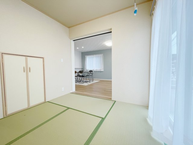 新築戸建・建売　矢吹町東郷　モデルハウス　善郷小・矢吹中の和室|リビング隣の和室！6帖あるのでゲストルームとしても重宝されます！ホスクリーン付きも嬉しいポイント！