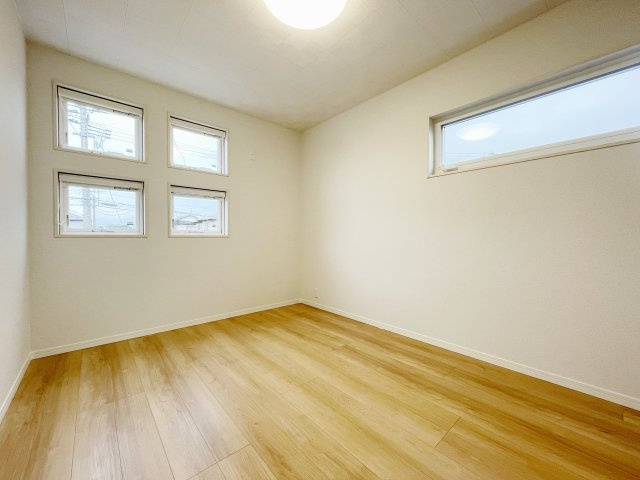 新築戸建・建売　矢吹町東郷　モデルハウス　善郷小・矢吹中の洋室|おしゃれな窓がお部屋の雰囲気を彩ります♪窓にはロールタイプの網戸付き♪