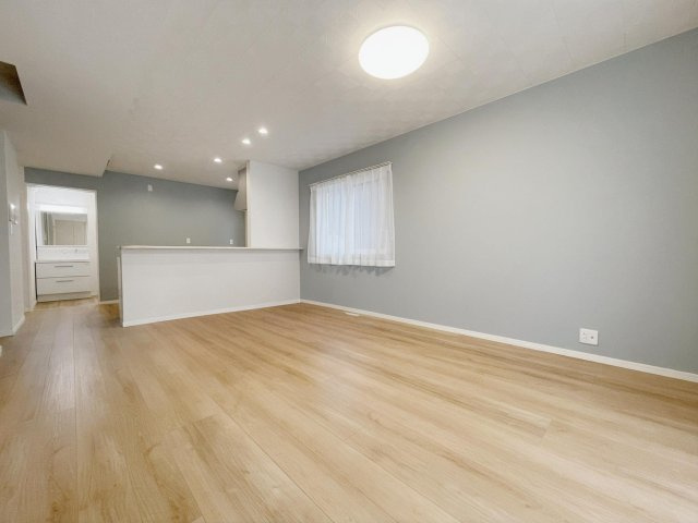 新築戸建・建売　矢吹町東郷　モデルハウス　善郷小・矢吹中の居間・リビング|カウンター付き対面キッチンのため会話も弾み食事の配膳や片付けの動線が短く時間短縮にもなります！