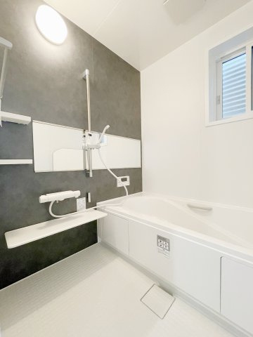 新築戸建・建売　矢吹町東郷　モデルハウス　善郷小・矢吹中の浴室|空間を広く魅せる大きな鏡付き♪バスタには手すりもついているのでお子様や高齢者にも優しい♪