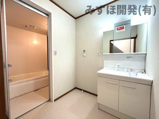 山形市大字大森568-23の独立洗面台|新品の三面鏡独立洗面台です
