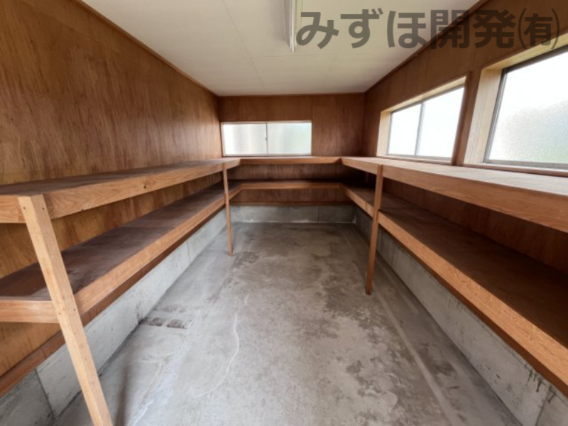 山形市大字大森568-23の収納|車庫内には大容量の収納スペースあり！
