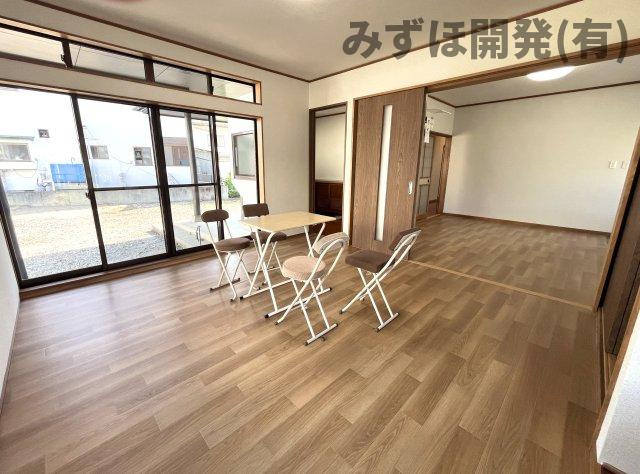 山形市大字大森568-23の居間・リビング|一階、玄関右手の洋室です。開放的な空間になっています。