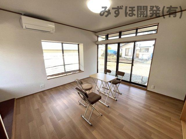 山形市大字大森568-23の居間・リビング|1階の洋室は８帖です。３面採光で明るいリビングです。