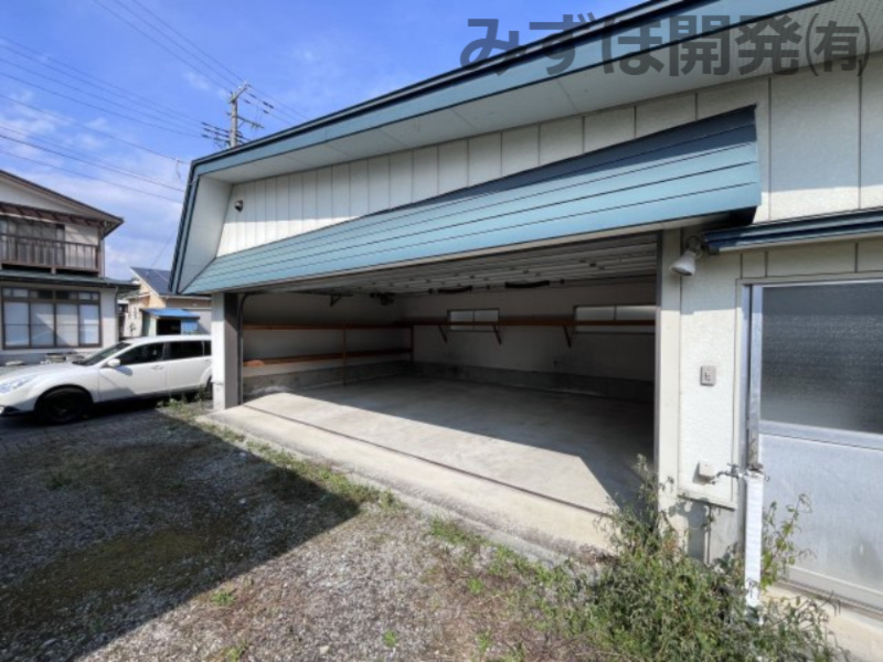 山形市大字大森568-23の収納|車庫内には大容量の収納スペースあり！