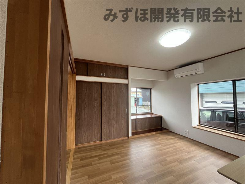 山形市大字大森568-23の居間・リビング|1階の洋室は８帖です。３面採光で明るいリビングです。