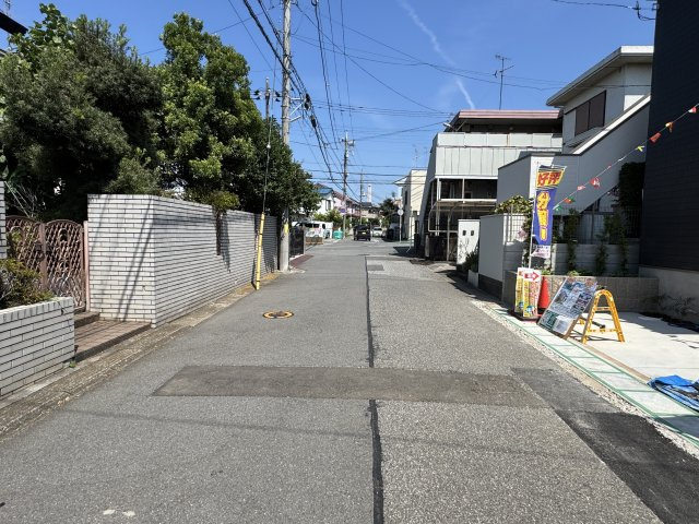 松戸市二十世紀が丘美野里町新築戸建【柿ノ木台小学校：8分】の前面道路含む現地写真|北側前面道路・幅員約6ｍ