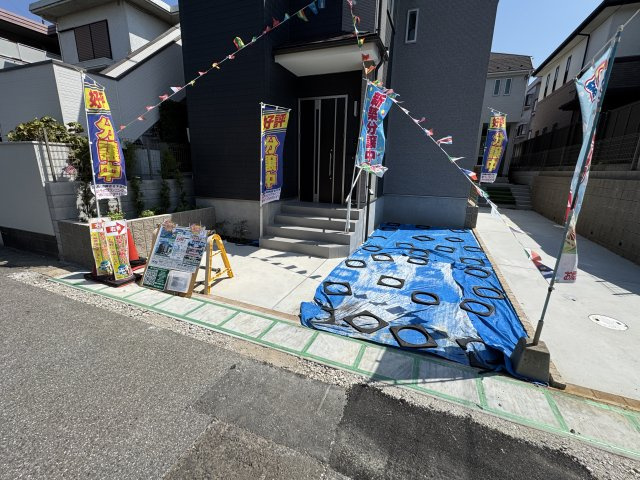 松戸市二十世紀が丘美野里町新築戸建【柿ノ木台小学校：8分】の前面道路含む現地写真|1号棟駐車スペース・2台駐車可