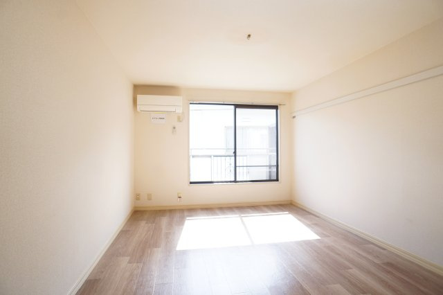 アーバンビワコートの居間・リビング