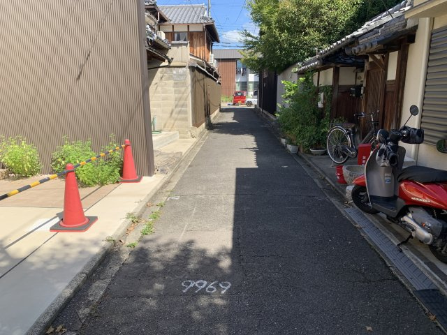 京都市北区小山板倉町　中古一戸建の前面道路含む現地写真