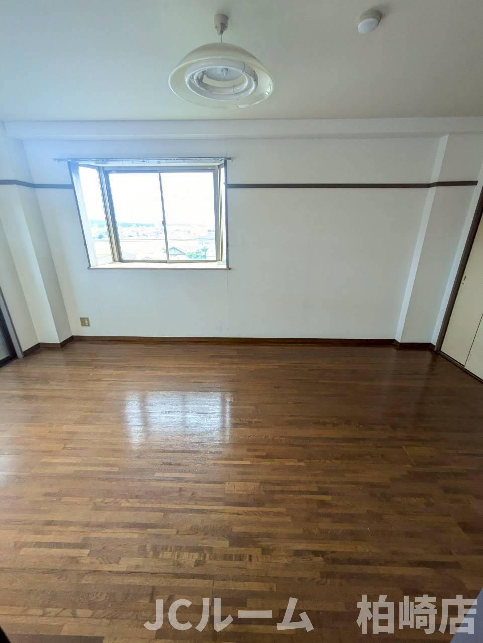 柏崎市北半田２丁目のアパートの居間・リビング