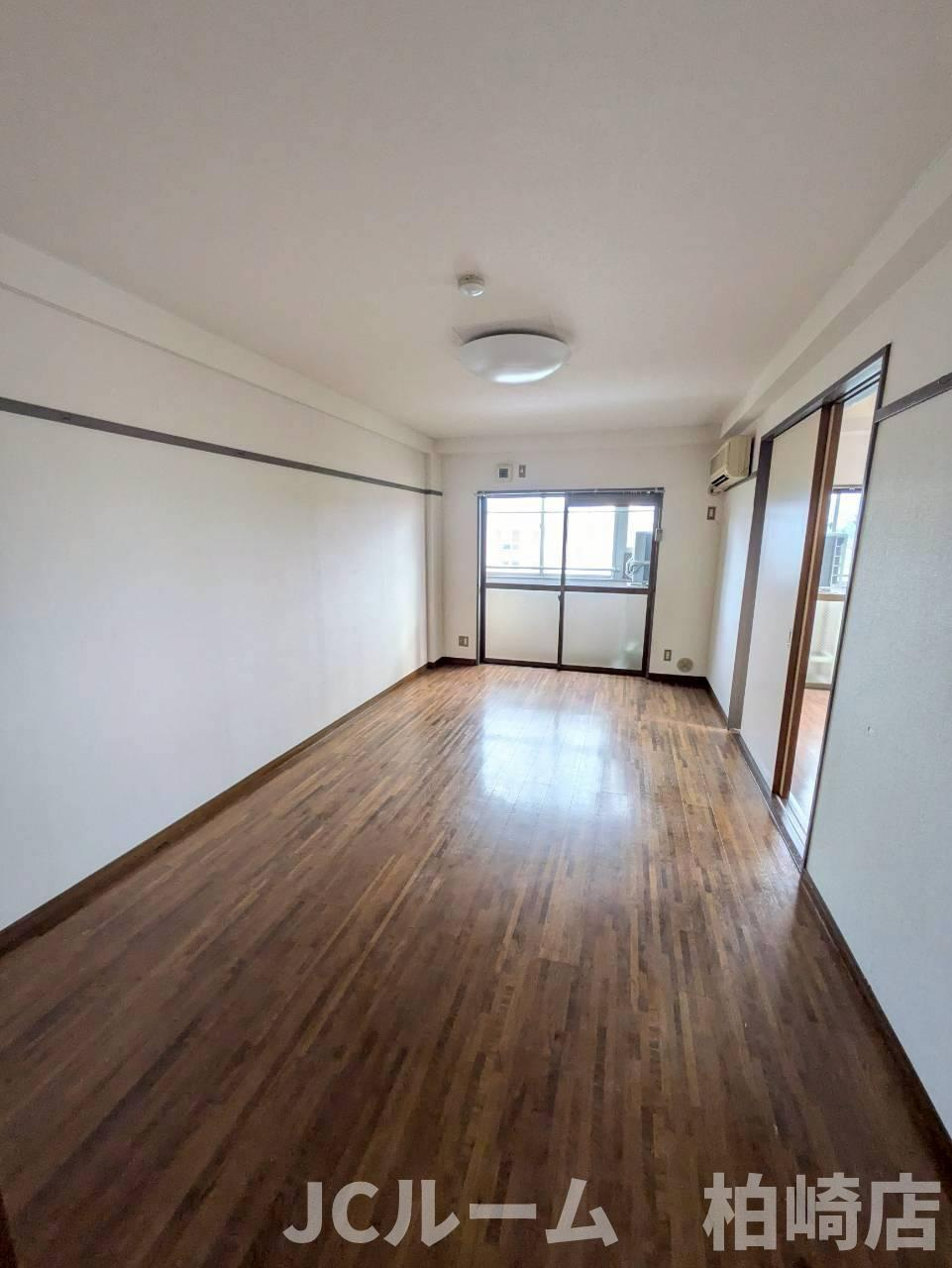 柏崎市北半田２丁目のアパートの居間・リビング