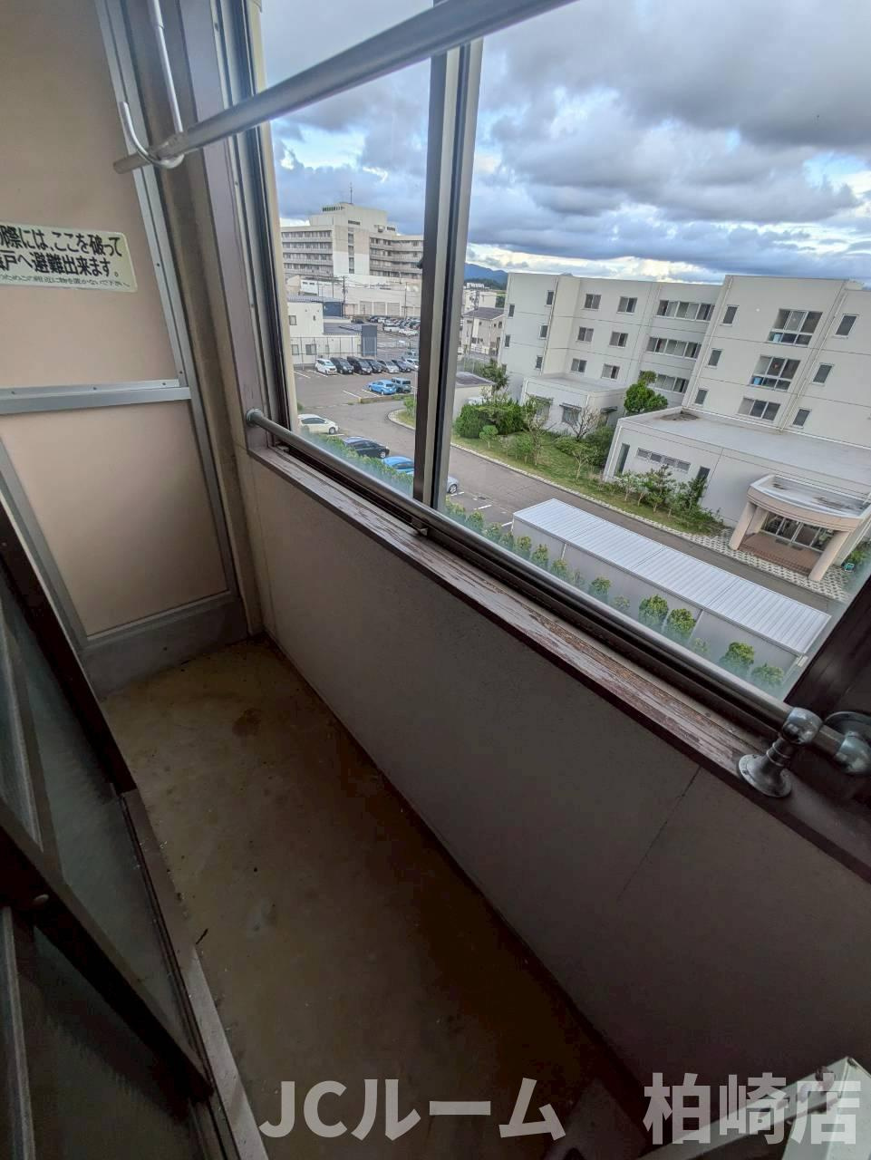 柏崎市北半田２丁目のアパートのバルコニー