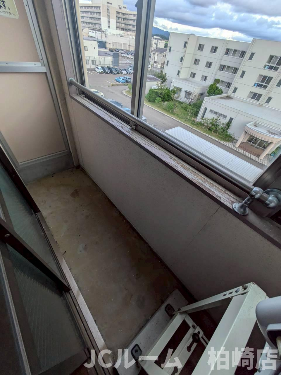 柏崎市北半田２丁目のアパートのバルコニー