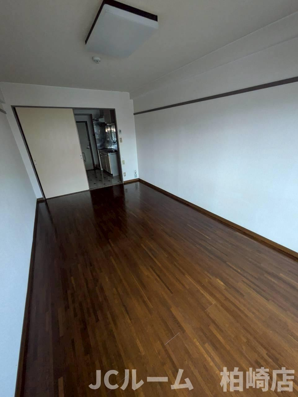 柏崎市半田２丁目のアパートの居間・リビング