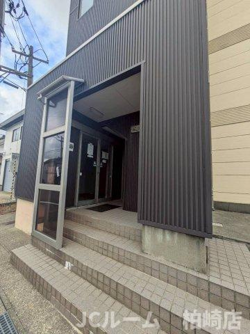 柏崎市北半田２丁目のアパートのエントランス