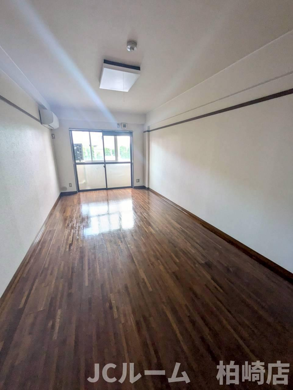 柏崎市半田２丁目のアパートの居間・リビング