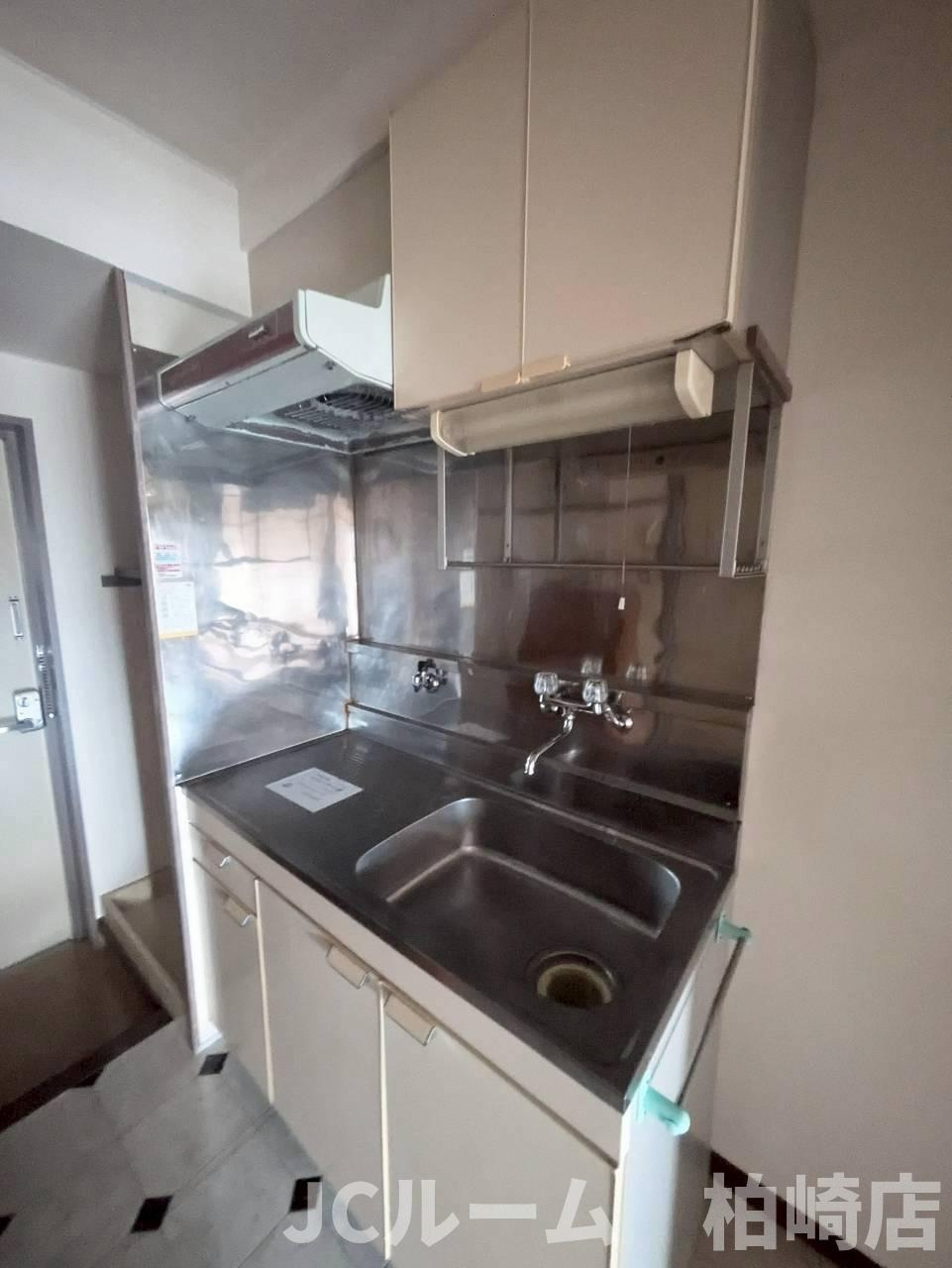 柏崎市半田２丁目のアパートのキッチン