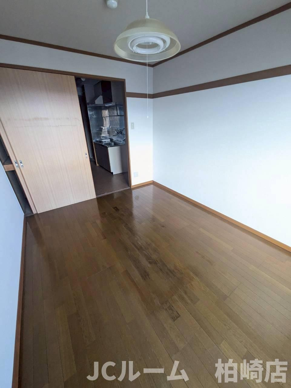 柏崎市穂波町のアパートの居間・リビング
