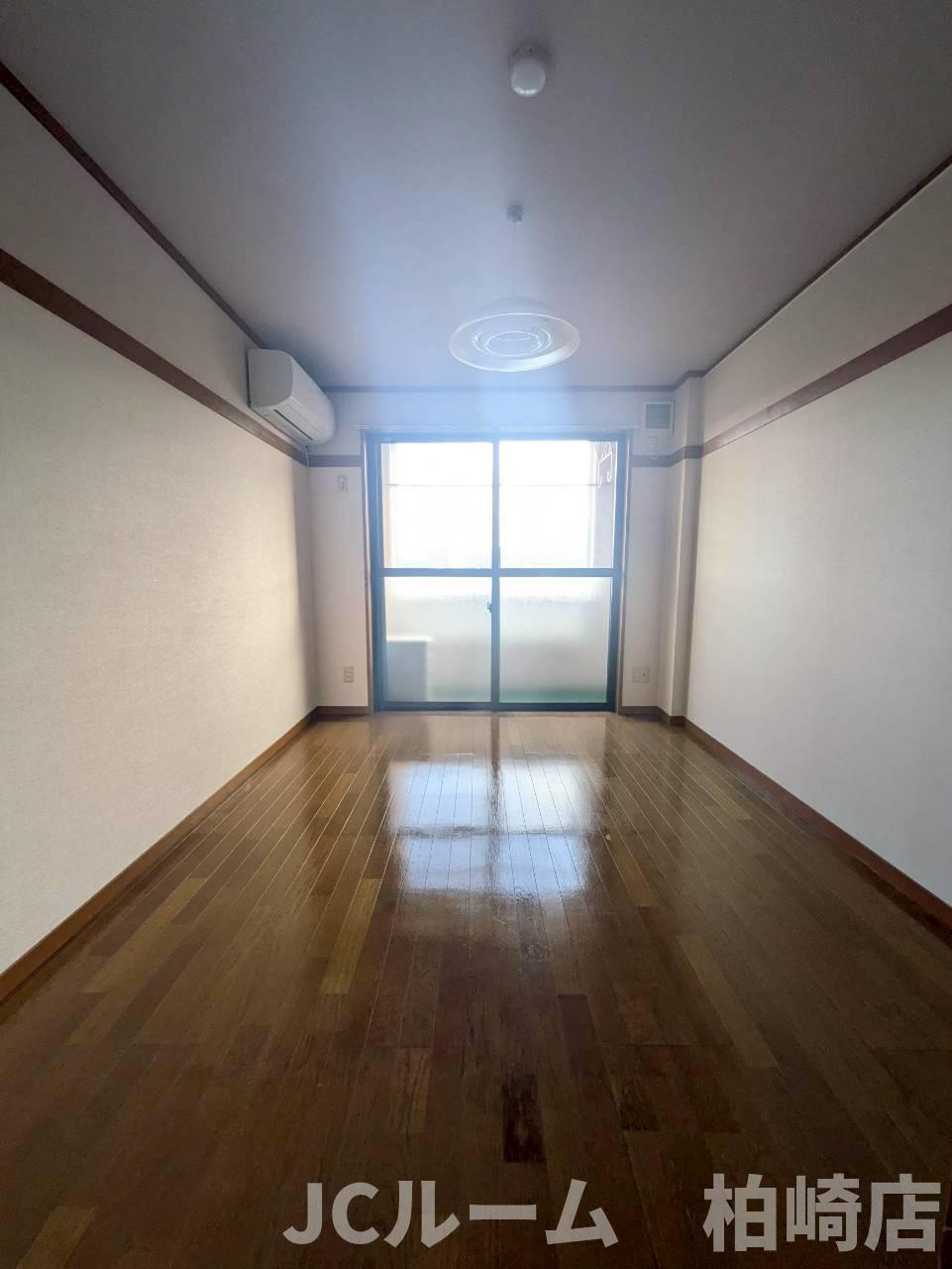 柏崎市穂波町のアパートの居間・リビング