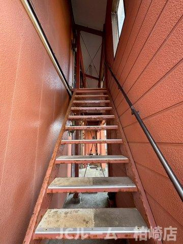 柏崎市豊町のアパートのエントランス