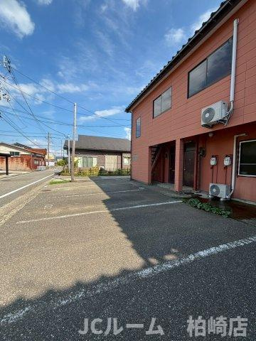 柏崎市豊町のアパートの駐車場