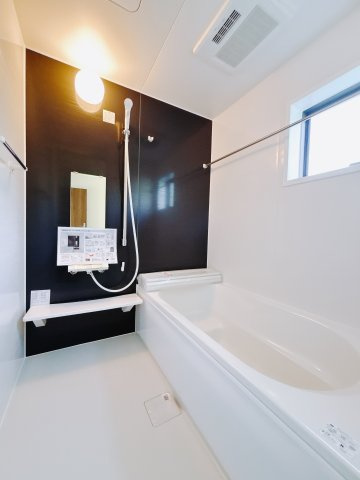【新築戸建】第2前橋大胡 の浴室|■浴室｜ゆったり足を伸ばせるサイズの浴室(*＾＾*)　夜間のお洗濯や、雨の日のお洗濯に大活躍の浴室暖房乾燥機付き！お子さまとの入浴の際に嬉しいエコベンチ浴槽付きです♪