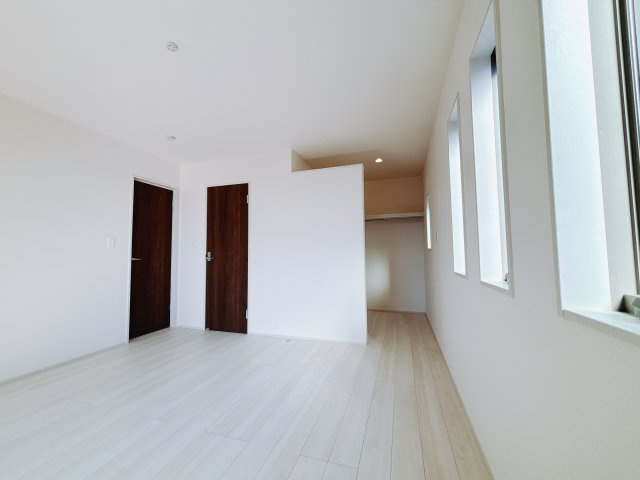 【新築戸建】第2前橋大胡 の寝室|■主寝室｜広い寝室ならインテリアも自由自在にお楽しみいただけます♪お外から帰ってきた後は寝室でゆっくり自分の時間をお過ごしください。